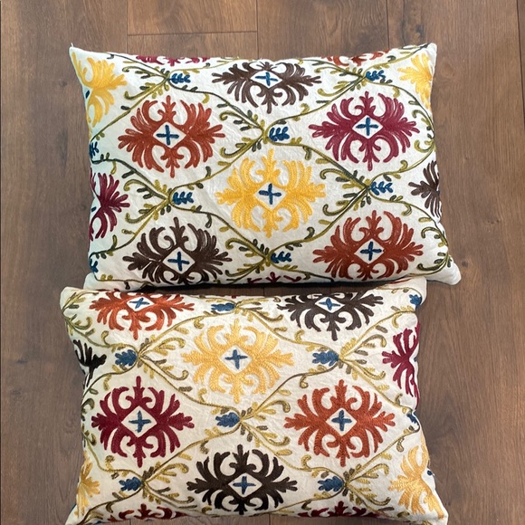 Pier One Imports 2 Pillows Floral Paisley Embroidered - 18 X 12 - Picture 5 of 6